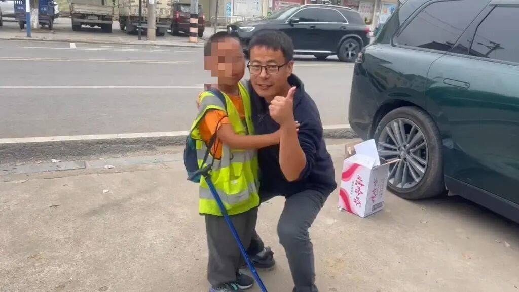 湖北一男子辭掉月薪2萬元工作<strong></p>
<p>西鳳酒
</strong>，帶9歲兒子徒步千里，計劃60天走到山東……原因讓人淚目:西鳳酒
