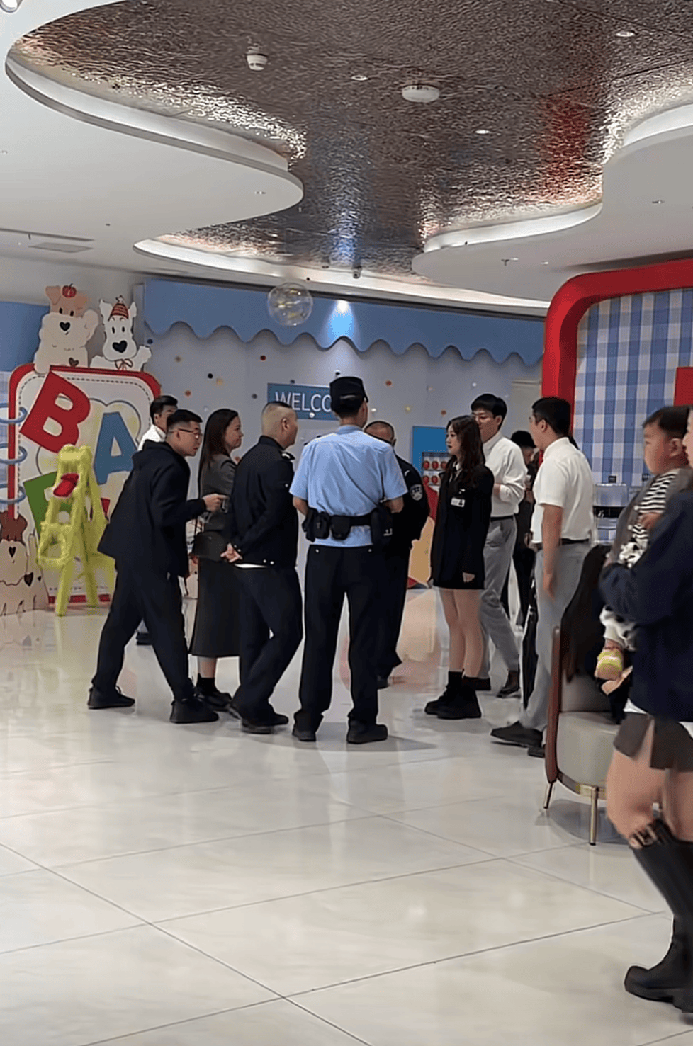被網(wǎng)友莫名辱罵“上趕著當(dāng)后媽”<strong></p>
<p>西鳳酒
</strong>，江蘇女子一年后“闖”對(duì)方婚禮要求道歉？當(dāng)事人發(fā)聲:西鳳酒

