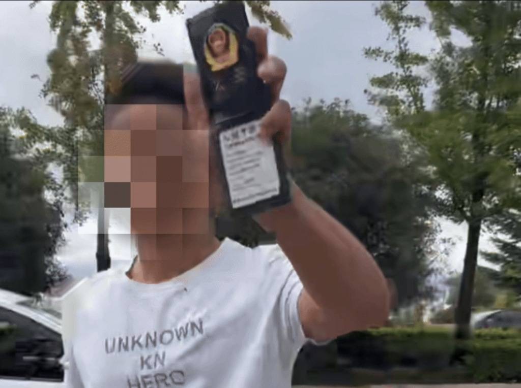 云南一男子駕車(chē)別停他人車(chē)輛后“亮警察證”<strong></p>
<p>西鳳酒
</strong>，涉嫌非法持有、使用警用標(biāo)志被行拘:西鳳酒
