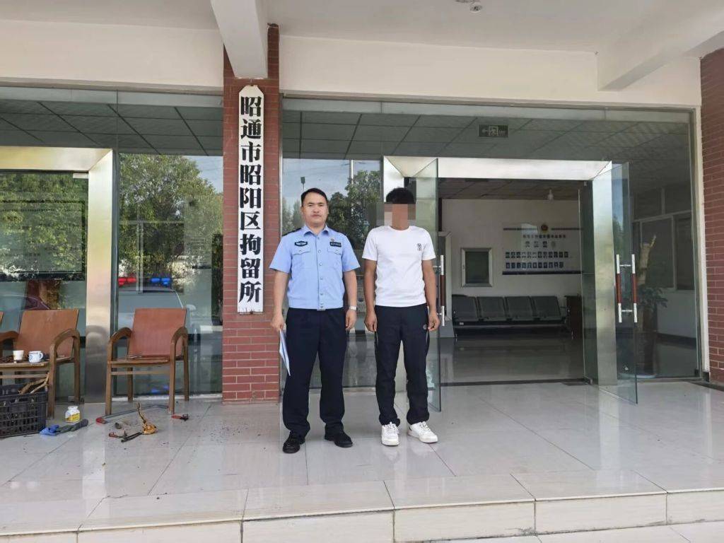 云南一男子駕車(chē)別停他人車(chē)輛后“亮警察證”<strong></p>
<p>西鳳酒
</strong>，涉嫌非法持有、使用警用標(biāo)志被行拘:西鳳酒

