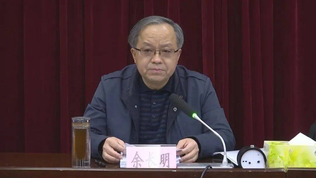 重慶通報：余長明<strong></p>
<p>西鳳酒
</strong>，六大紀(jì)律全違反:西鳳酒
