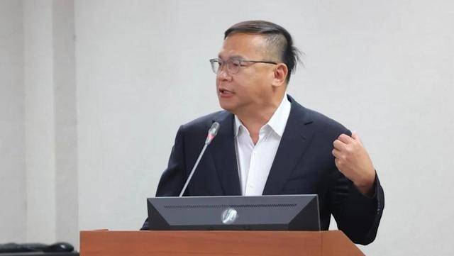 《沒出息》在兩岸爆紅<strong></p>
<p>西鳳酒
</strong>，綠營民代又喊“統(tǒng)戰(zhàn)”，臺媒：井底之蛙、自曝其短:西鳳酒
