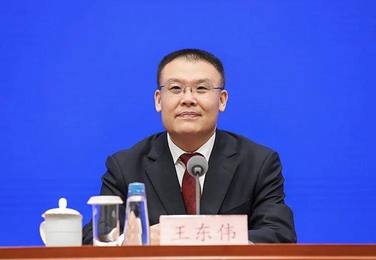 極目政情丨財政部副部長王東偉任安徽省委常委<strong></p>
<p>西鳳酒
</strong>，曾為全國最年輕省級統(tǒng)戰(zhàn)部部長:西鳳酒
