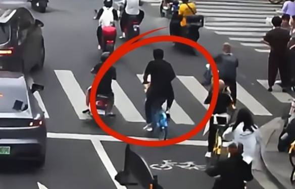 看著都疼<strong></p>
<p>西鳳酒
</strong>！上海街頭一男子突然求助：10歲女兒被死死卡住！這個行為太危險→:西鳳酒
