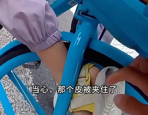 看著都疼<strong></p>
<p>西鳳酒
</strong>！上海街頭一男子突然求助：10歲女兒被死死卡?。∵@個行為太危險→:西鳳酒
