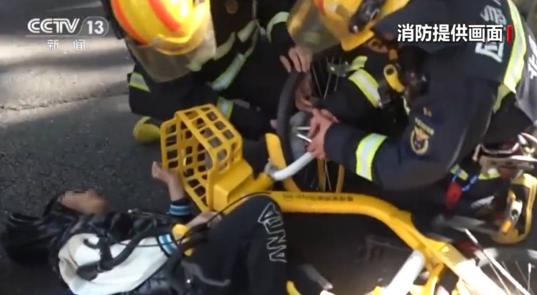 看著都疼<strong></p>
<p>西鳳酒
</strong>！上海街頭一男子突然求助：10歲女兒被死死卡住！這個行為太危險→:西鳳酒
