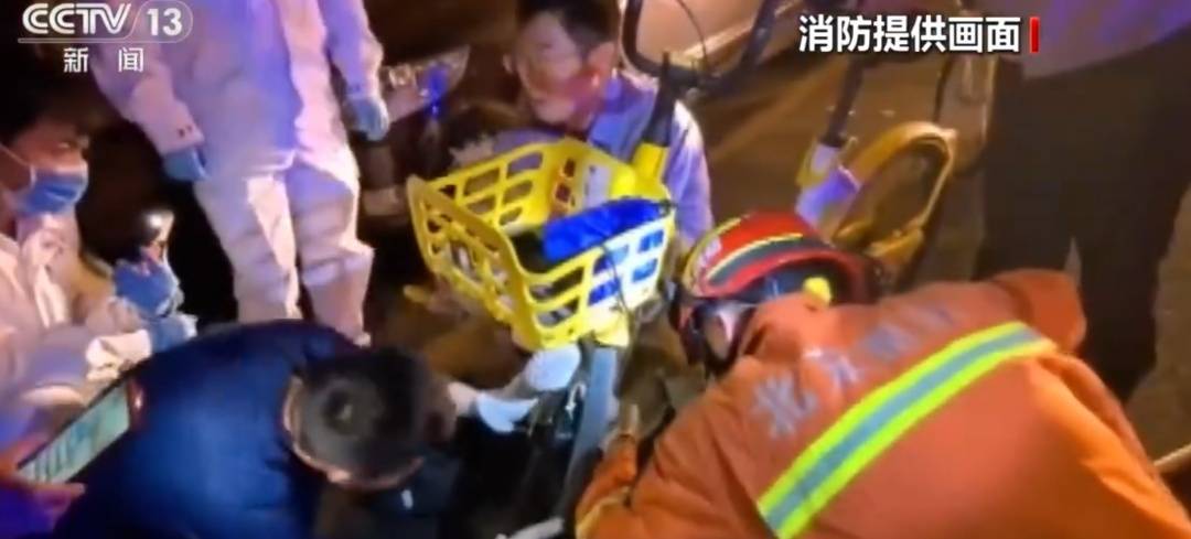 看著都疼<strong></p>
<p>西鳳酒
</strong>！上海街頭一男子突然求助：10歲女兒被死死卡住！這個行為太危險→:西鳳酒
