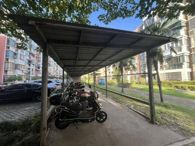 上海居民投訴后傻眼：只拆了一半！小區(qū)綠化被大量鐵皮房霸占，還有人住？居民直指小區(qū)公共收益疑云:西鳳酒
