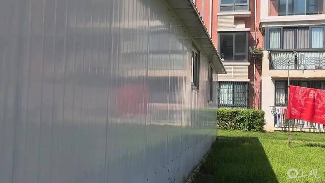 上海居民投訴后傻眼：只拆了一半！小區(qū)綠化被大量鐵皮房霸占<strong></p>
<p>西鳳酒
</strong>，還有人??？居民直指小區(qū)公共收益疑云:西鳳酒
