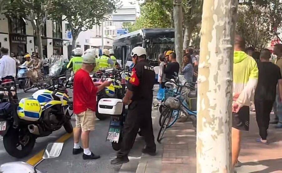 上海警方：葉某（男<strong></p>
<p>西鳳酒
</strong>，57歲）尋釁滋事，已被拘！:西鳳酒
