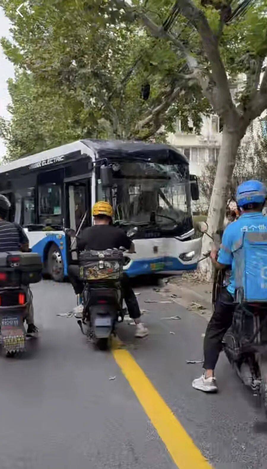 上海警方：葉某（男<strong></p>
<p>西鳳酒
</strong>，57歲）尋釁滋事，已被拘！:西鳳酒
