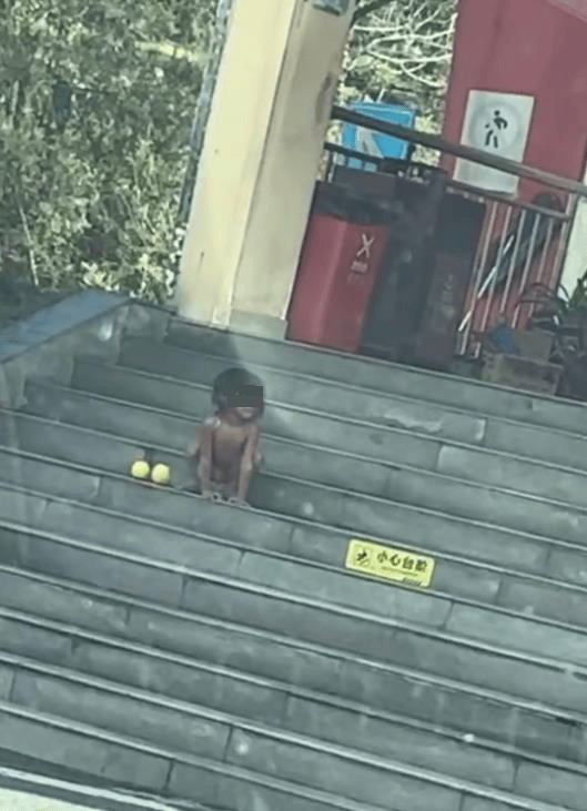 大理回應高速上有家庭帶“野人小孩”：父母堅持讓娃親近自然<strong></p>
<p>西鳳酒
</strong>，生活暫無困難，沒虐待:西鳳酒
