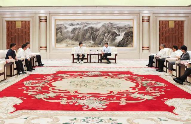 王興興回老家<strong></p>
<p>西鳳酒
</strong>，與市長(zhǎng)暢談，還與市政府簽了戰(zhàn)略合作協(xié)議:西鳳酒
