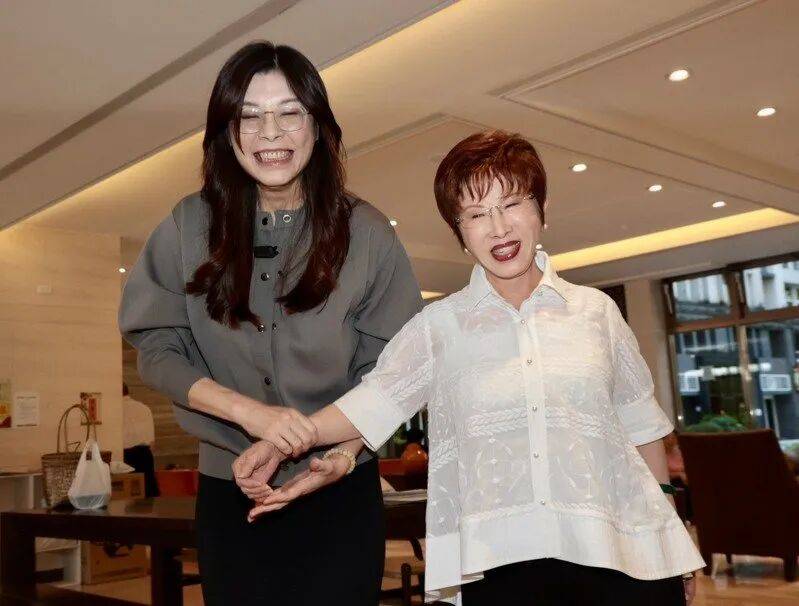 到底支持誰當(dāng)黨主席？當(dāng)著鄭麗文的面<strong></p>
<p>西鳳酒
</strong>，洪秀柱說出了自己的答案:西鳳酒
