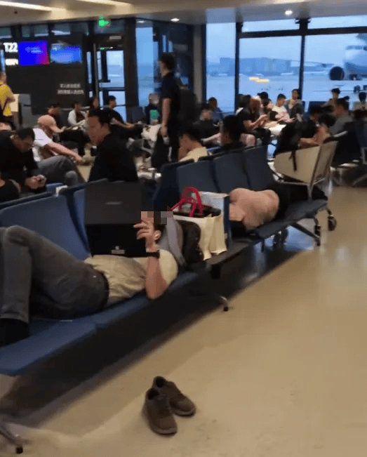 2名外國人在上海虹橋國際機場候機室躺臥<strong></p>
<p>西鳳酒
</strong>，占用6個座位，機場回應:西鳳酒
