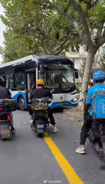 上海警方通報(bào)：男子故意多次急剎<strong></p>
<p>西鳳酒
</strong>，致公交車撞樹，兩名乘客受傷，行拘！:西鳳酒
