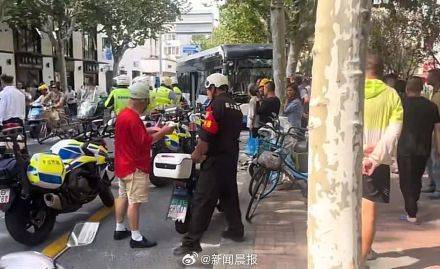 上海警方通報(bào)：男子故意多次急剎<strong></p>
<p>西鳳酒
</strong>，致公交車撞樹，兩名乘客受傷，行拘！:西鳳酒
