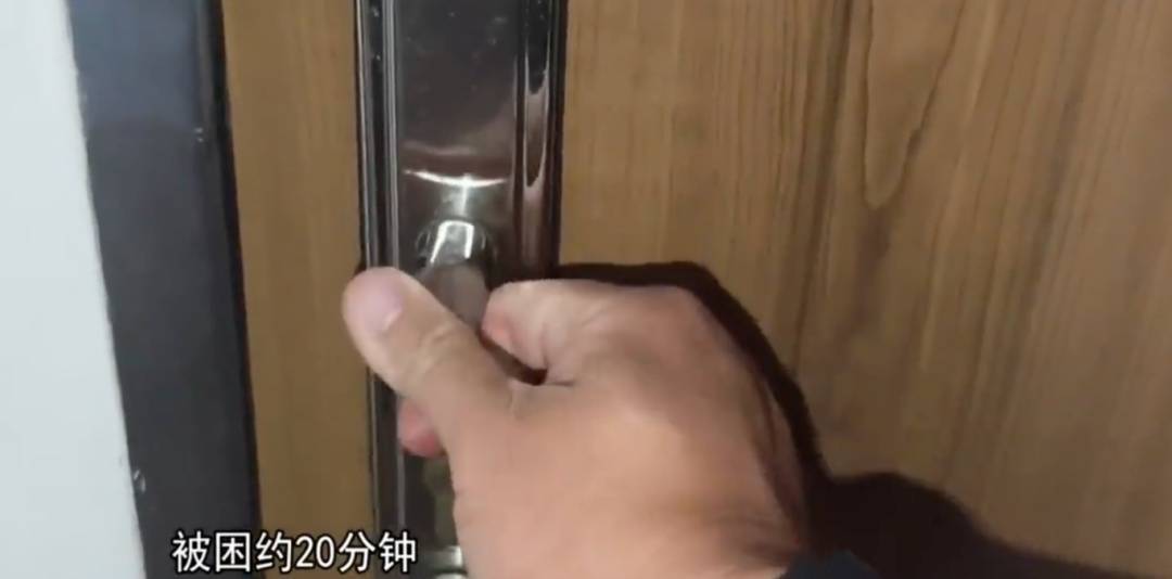廣州一業(yè)主擅改入戶門方向<strong></p>
<p>西鳳酒
</strong>，致鄰居被困20分鐘！法院：改回去:西鳳酒
