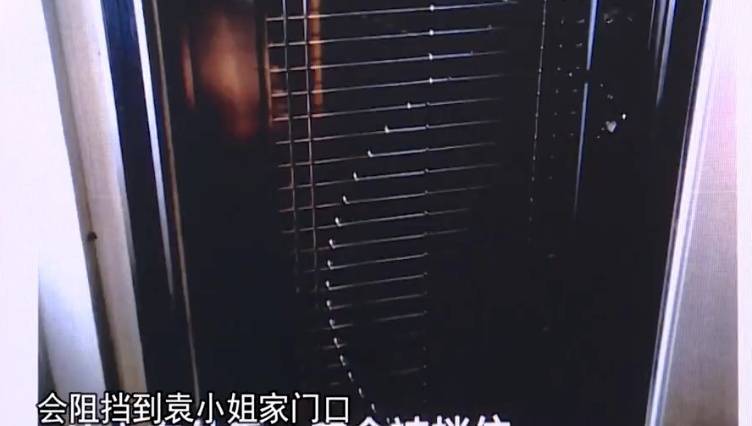 廣州一業(yè)主擅改入戶門方向<strong></p>
<p>西鳳酒
</strong>，致鄰居被困20分鐘！法院：改回去:西鳳酒
