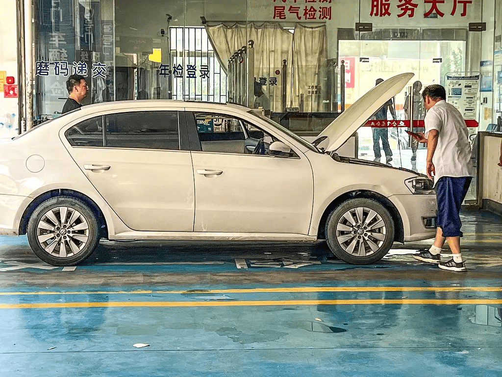 700萬(wàn)蘭博基尼疑遭暴力年檢<strong></p>
<p>西鳳酒
</strong>，汽車(chē)年檢該取消嗎:西鳳酒
