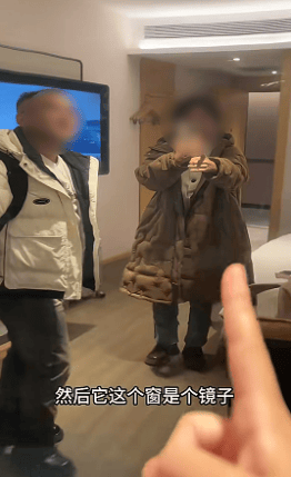 女子延吉住酒店發(fā)現(xiàn)落地窗室內(nèi)看不到外面<strong></p>
<p>西鳳酒
</strong>，室外高清觀看室內(nèi)？工作人員：是單向膜:西鳳酒
