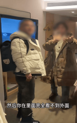女子延吉住酒店發(fā)現(xiàn)落地窗室內(nèi)看不到外面<strong></p>
<p>西鳳酒
</strong>，室外高清觀看室內(nèi)？工作人員：是單向膜:西鳳酒
