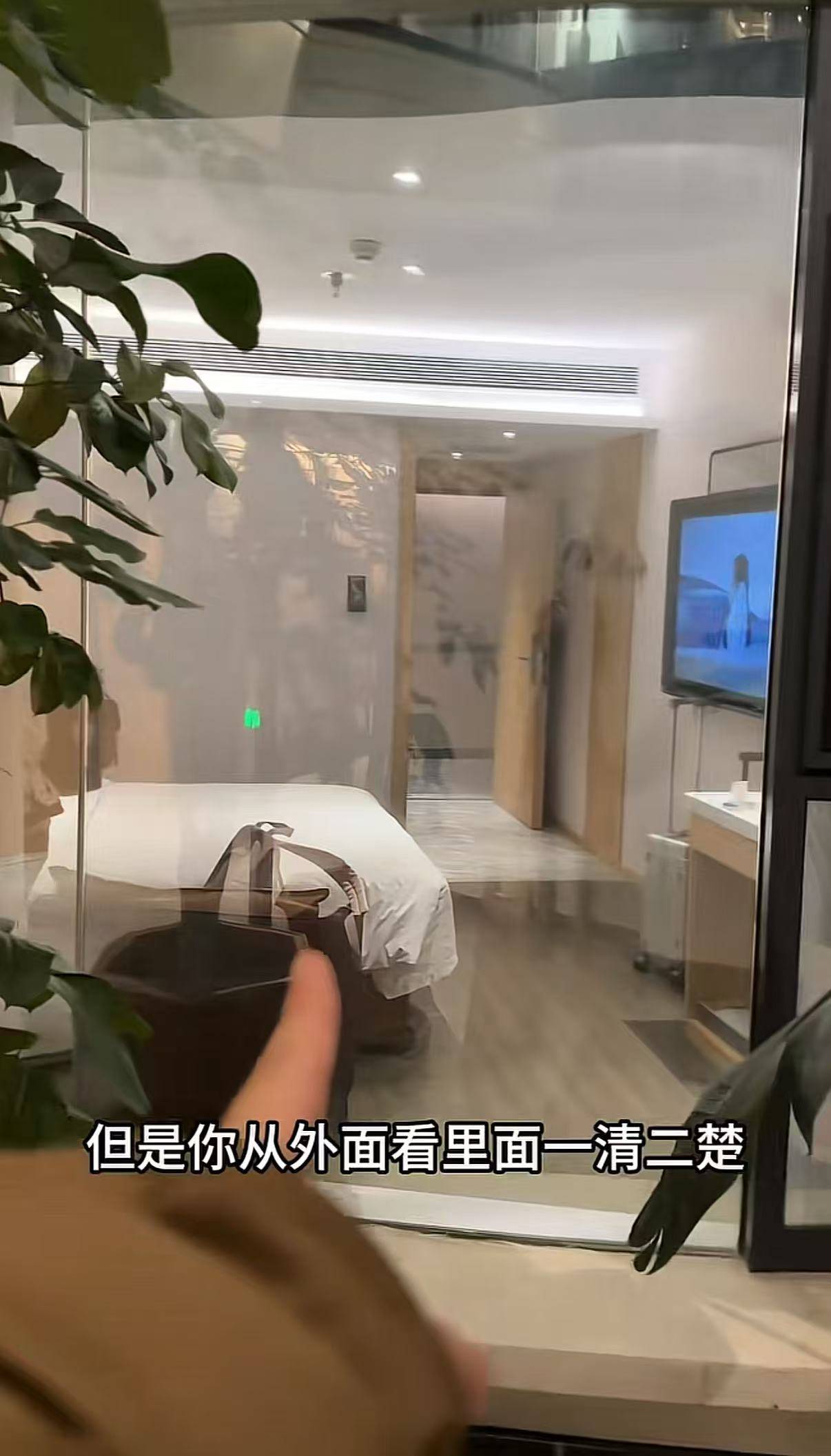 女子延吉住酒店發(fā)現(xiàn)落地窗室內(nèi)看不到外面<strong></p>
<p>西鳳酒
</strong>，室外高清觀看室內(nèi)？工作人員：是單向膜:西鳳酒
