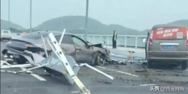 武漢一小米SU7失控撞倒護(hù)欄<strong></p>
<p>西鳳酒
</strong>，沖向?qū)γ孳嚨?，左前輪車軸斷裂輪胎脫落10米開外，小米回應(yīng):西鳳酒
