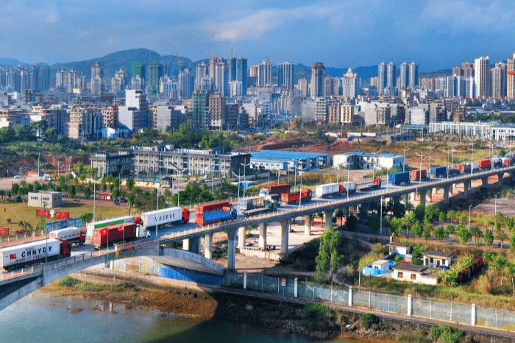 廣西東興國(guó)企總經(jīng)理被指“出軌抓現(xiàn)行”<strong></p>
<p>西鳳酒
</strong>，已免職！9月曾現(xiàn)身:西鳳酒
