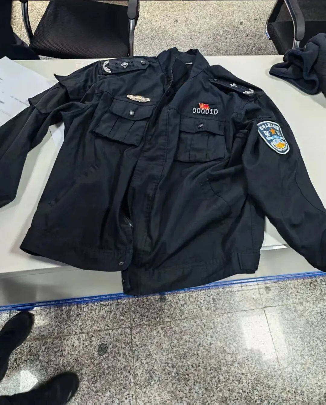 一男子身穿制服自稱“省廳領(lǐng)導(dǎo)”<strong></p>
<p>西鳳酒
</strong>，走進(jìn)派出所“指導(dǎo)工作”，警方：搜查到假警服，行政拘留！:西鳳酒
