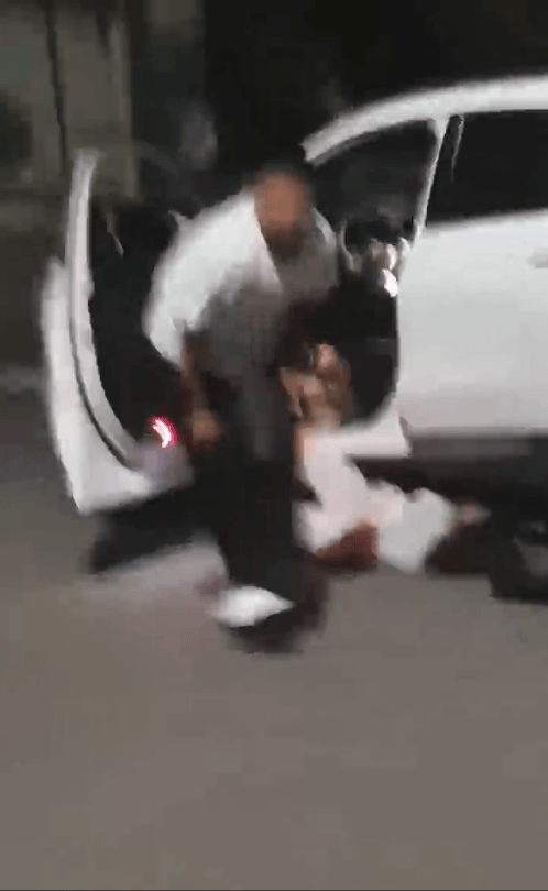 一男子凌晨聽到兩聲呼救，循聲發(fā)現(xiàn)一女子在奔馳車外被白衣男勒昏！受害者：是受朋友之托借錢給白衣男，凌晨被騙至偏僻處遭非禮！:西鳳酒
