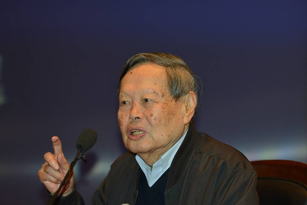 丘成桐悼念楊振寧：希望未來設(shè)立一個(gè)以楊振寧命名的獎(jiǎng)項(xiàng)來紀(jì)念他:西鳳酒
