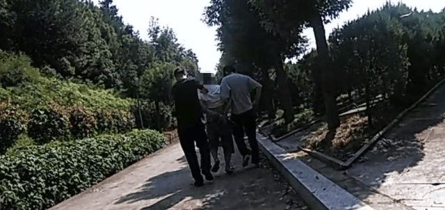 詭異！浙江男子獨(dú)自前往公墓<strong></p>
<p>西鳳酒
</strong>，偷偷塞了一大筆錢！民警順藤摸瓜還搜出了假發(fā)、人臉面具……:西鳳酒

