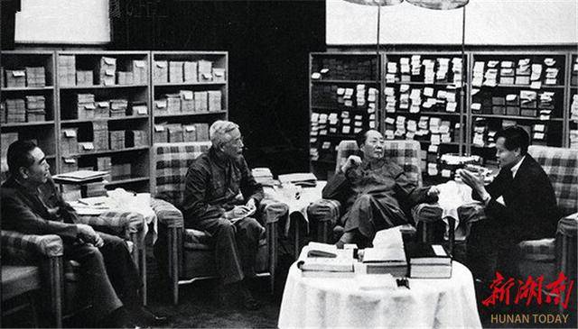 當(dāng)年回國接受毛主席會(huì)見后<strong></p>
<p>西鳳酒
</strong>，楊振寧來到了湖南:西鳳酒
