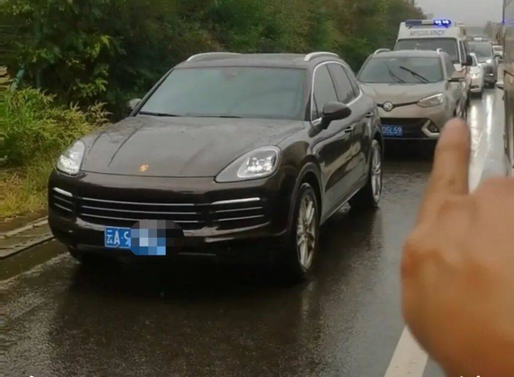 “18輛車占用高速應(yīng)急車道<strong></p>
<p>西鳳酒
</strong>，致救護(hù)車受阻”，處罰來了:西鳳酒
