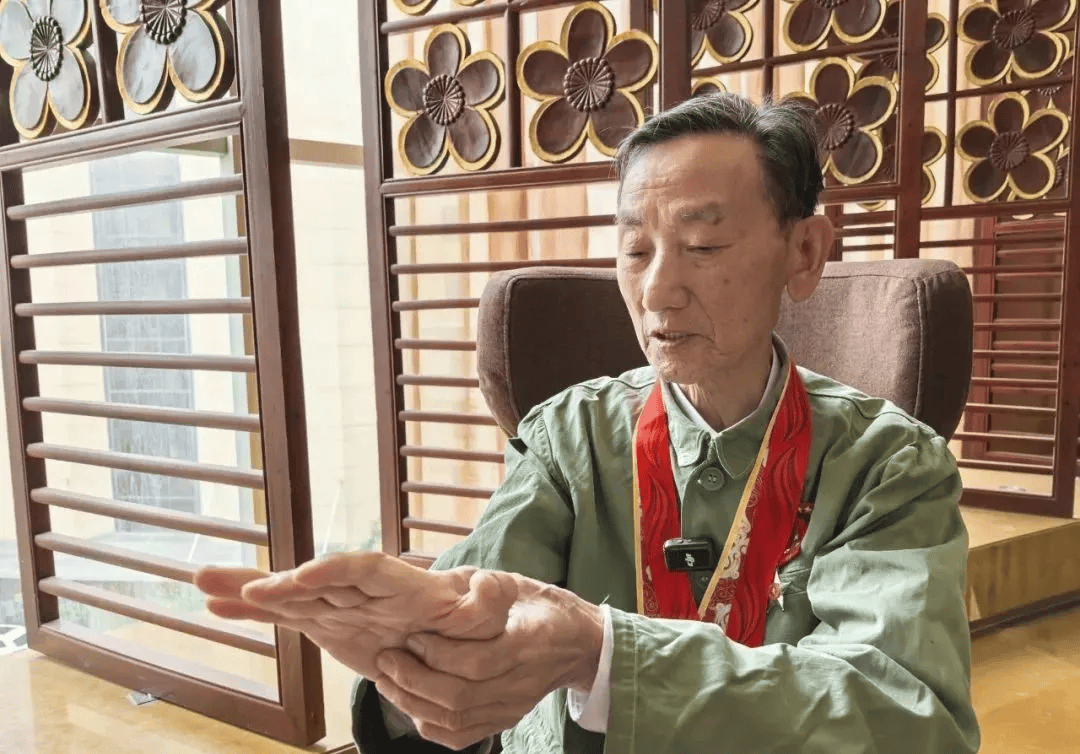“老先生<strong></p>
<p>西鳳酒
</strong>，您把項鏈取下來再做CT”“你看是不是彈片”:西鳳酒
