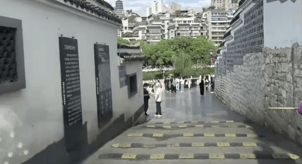 貴州一20米下坡路裝了16條減速帶<strong></p>
<p>西鳳酒
</strong>，網(wǎng)友吐槽開車像“坐船”，周邊居民：很有必要:西鳳酒
