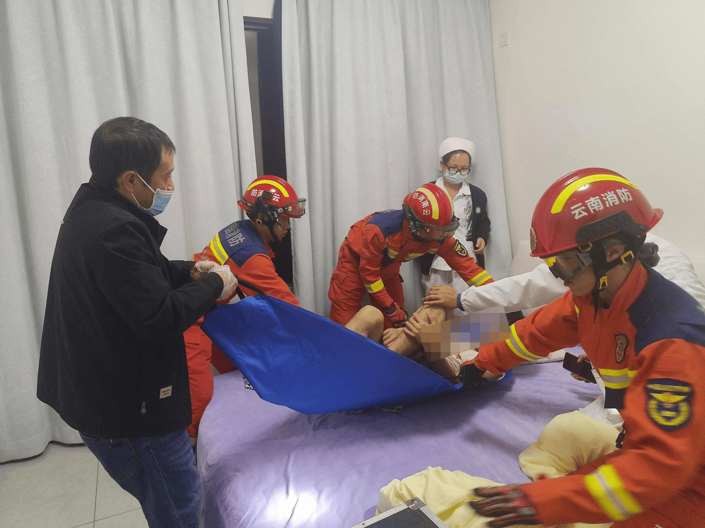 男子在家獨飲醉酒后凌晨打120求救 醫(yī)生敲門無人應(yīng)答<strong></p>
<p>西鳳酒
</strong>，消防破門解救:西鳳酒
