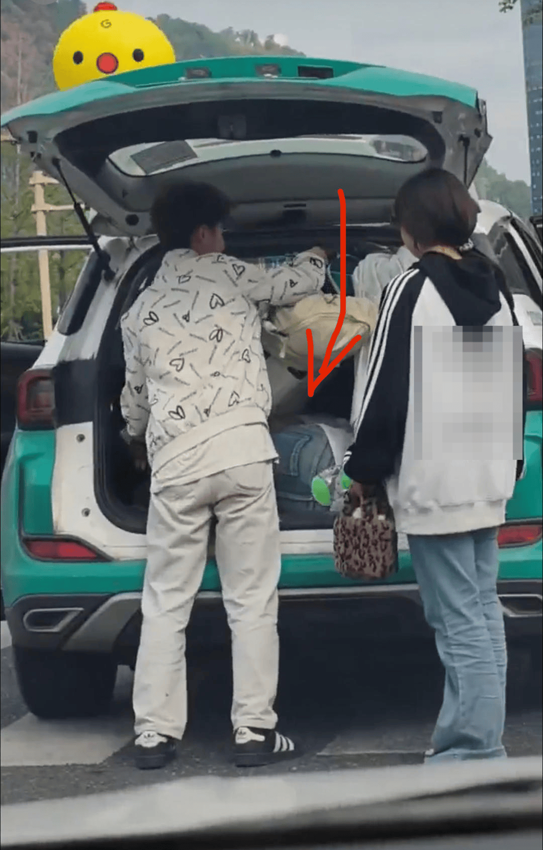 市民反映一乘客鉆進出租車后備廂躲超載 宜賓警方：正在尋找當事乘客，其行為涉嫌違法:西鳳酒
