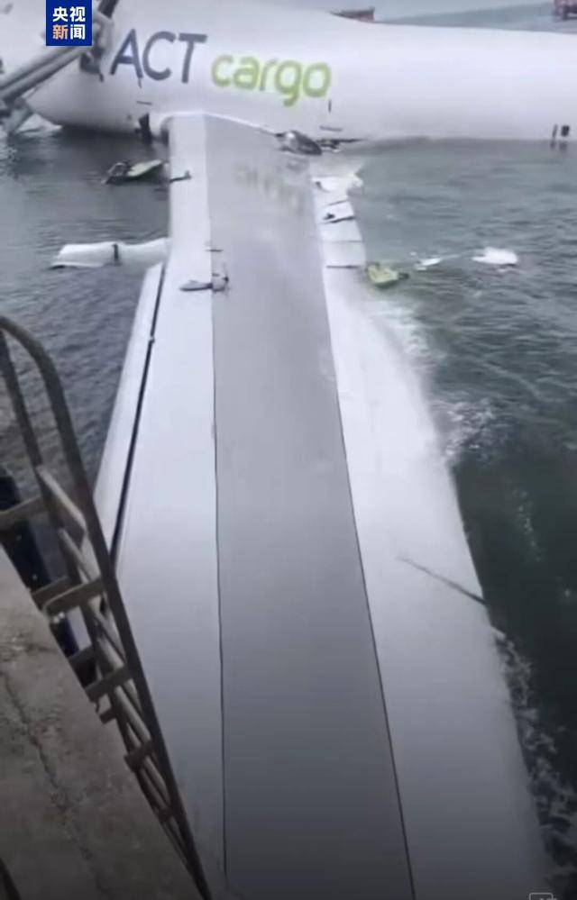凌晨突發(fā)！香港機(jī)場一貨機(jī)沖出跑道墜海，撞地勤車致2人遇難:西鳳酒
