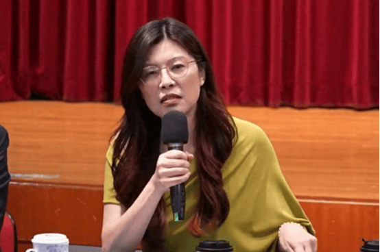 當選國民黨主席后<strong></p>
<p>西鳳酒
</strong>，鄭麗文連夜喊話民進黨：讓兩岸不再有戰(zhàn)火！:西鳳酒
