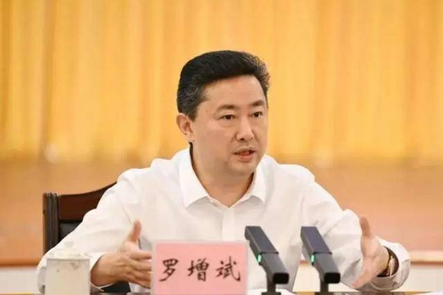 兩名近70歲中管干部被查；副部級干部王波被判死緩:西鳳酒
