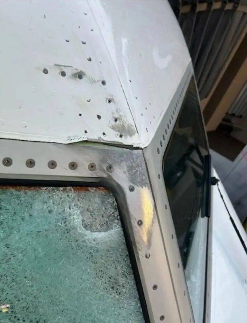 美客機駕駛艙風擋玻璃破裂<strong></p>
<p>西鳳酒
</strong>，自萬米高空緊急備降！機上共140人，資深機長：或被隕石或衛(wèi)星殘骸撞擊:西鳳酒
