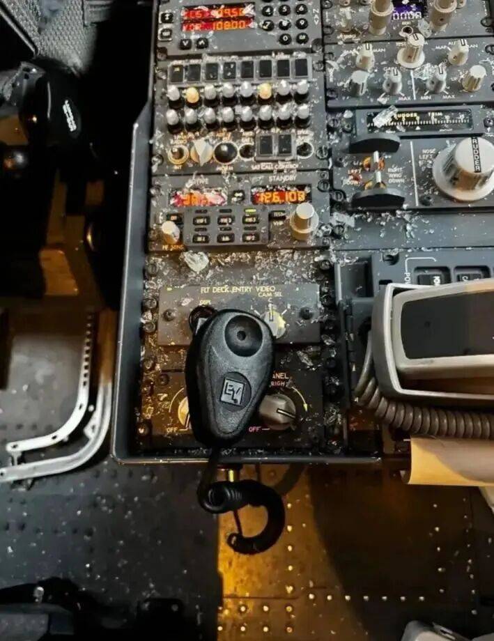美客機駕駛艙風擋玻璃破裂<strong></p>
<p>西鳳酒
</strong>，自萬米高空緊急備降！機上共140人，資深機長：或被隕石或衛(wèi)星殘骸撞擊:西鳳酒

