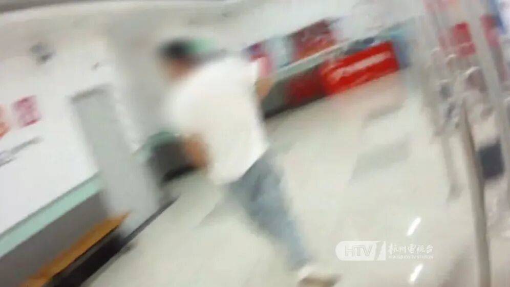 杭州男子為女友買10000元超市卡<strong></p>
<p>西鳳酒
</strong>，被民警狂追10分鐘：“跑什么，是來保護(hù)你的！”:西鳳酒

