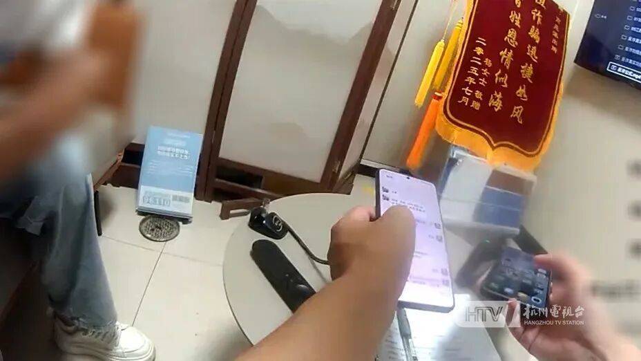 杭州男子為女友買10000元超市卡<strong></p>
<p>西鳳酒
</strong>，被民警狂追10分鐘：“跑什么，是來保護(hù)你的！”:西鳳酒
